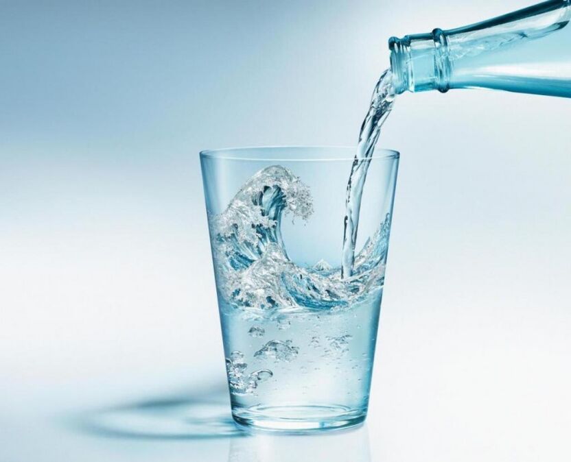 أثناء اتباع نظام غذائي الشرب تحتاج إلى شرب الكثير من الماء النظيف