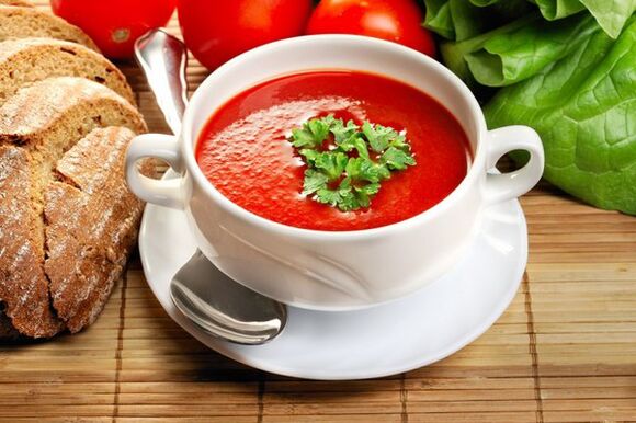 يمكن تنويع قائمة النظام الغذائي للشرب مع حساء الطماطم